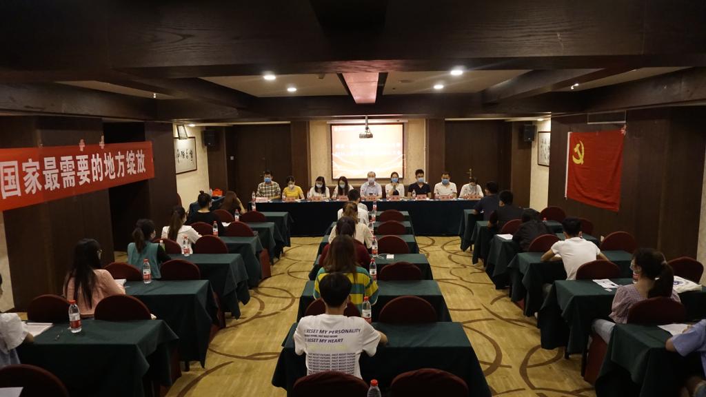 4.隔离就坐,严肃参会