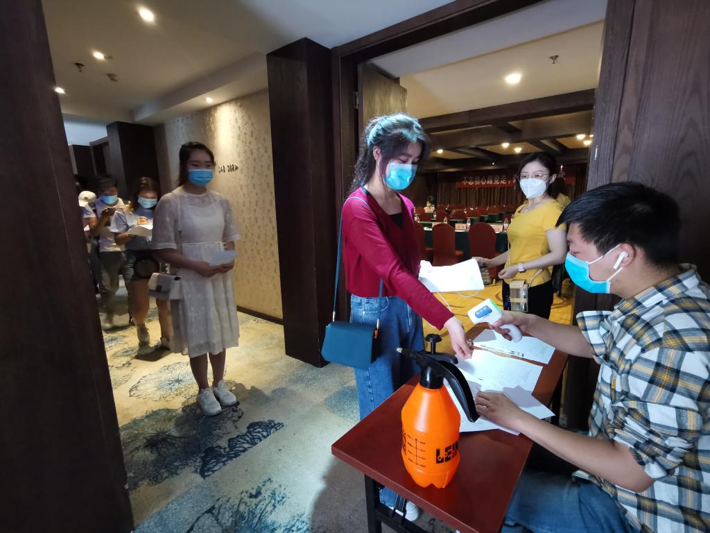 3.测量体温,严格防控