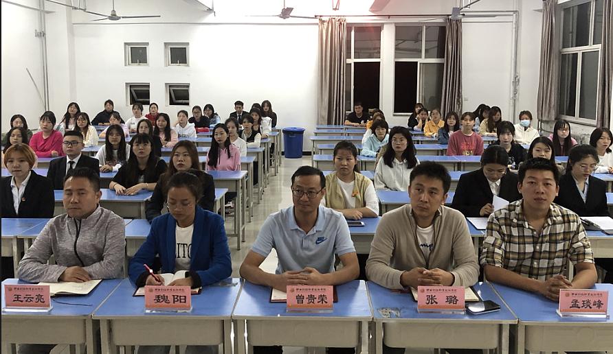 2.评委精彩点评,观众认真聆听