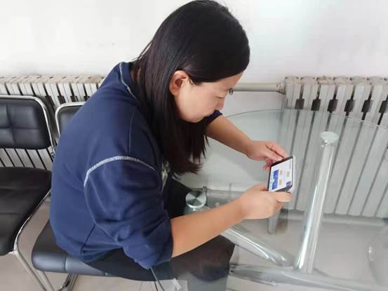 说明:冰箱前的人描述已自动生成