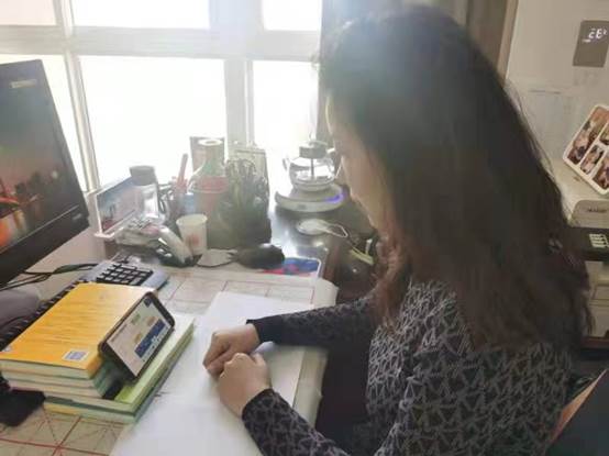 说明:图片包含 人, 室内, 窗户, 女人描述已自动生成