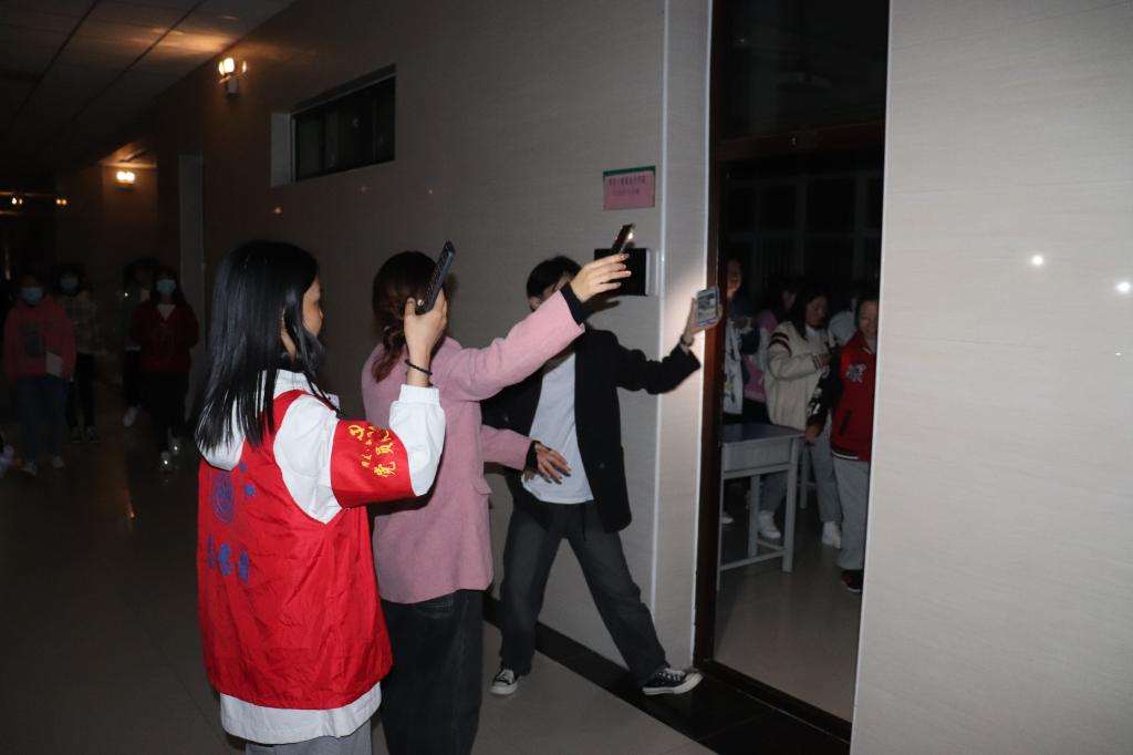 志愿者打灯