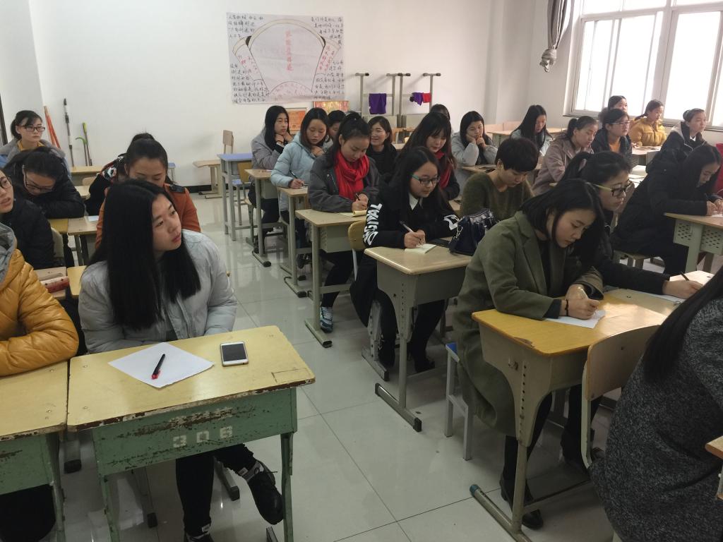 参训学生在认真聆听岗前培训内容并做好详细的培训笔记