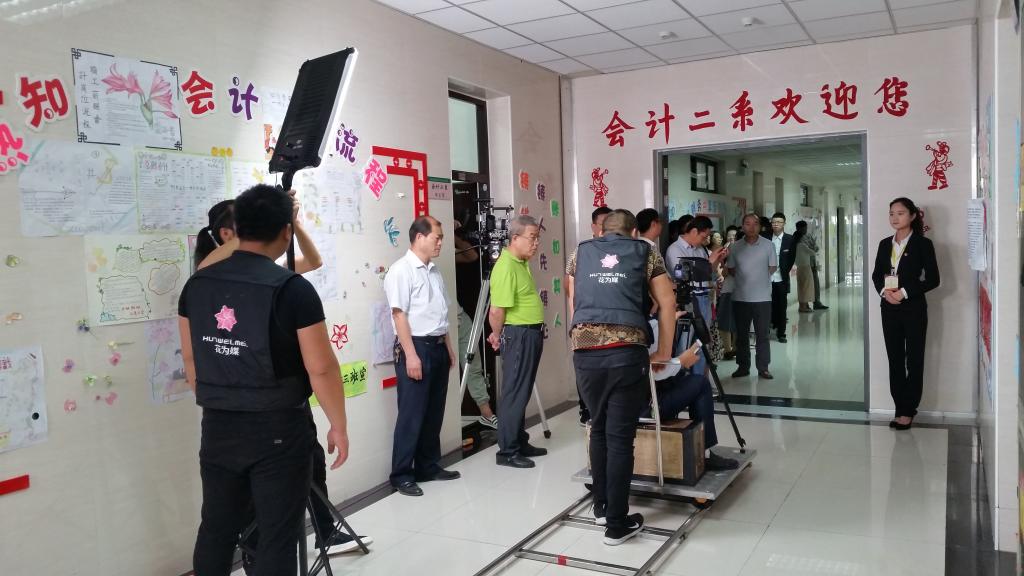 1.会计二系文化长廊拍摄中