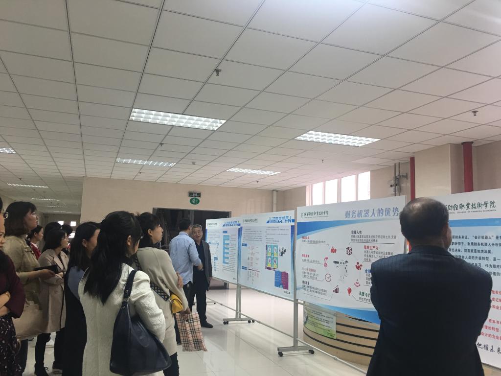 师生参观展板一