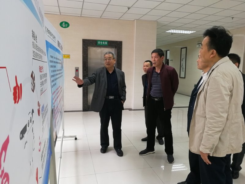 教学口各部门处室领导参观展板二