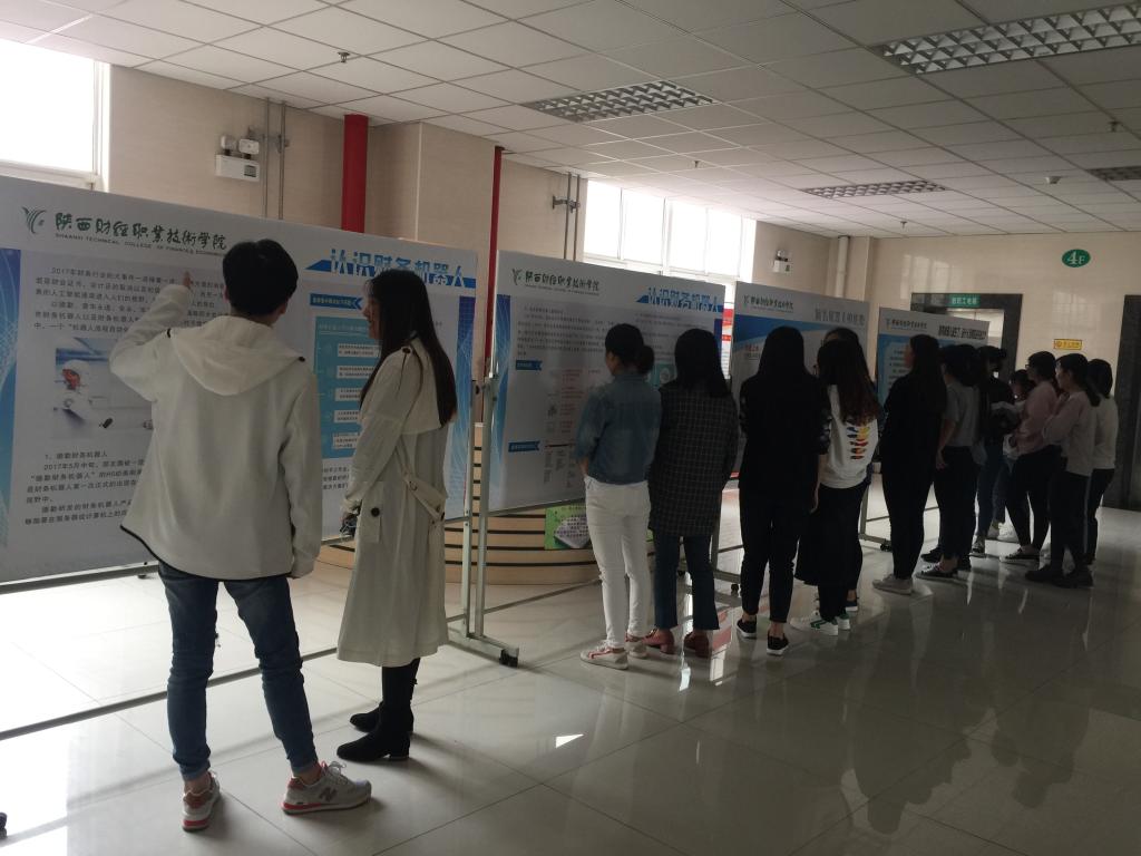 师生参观展板二