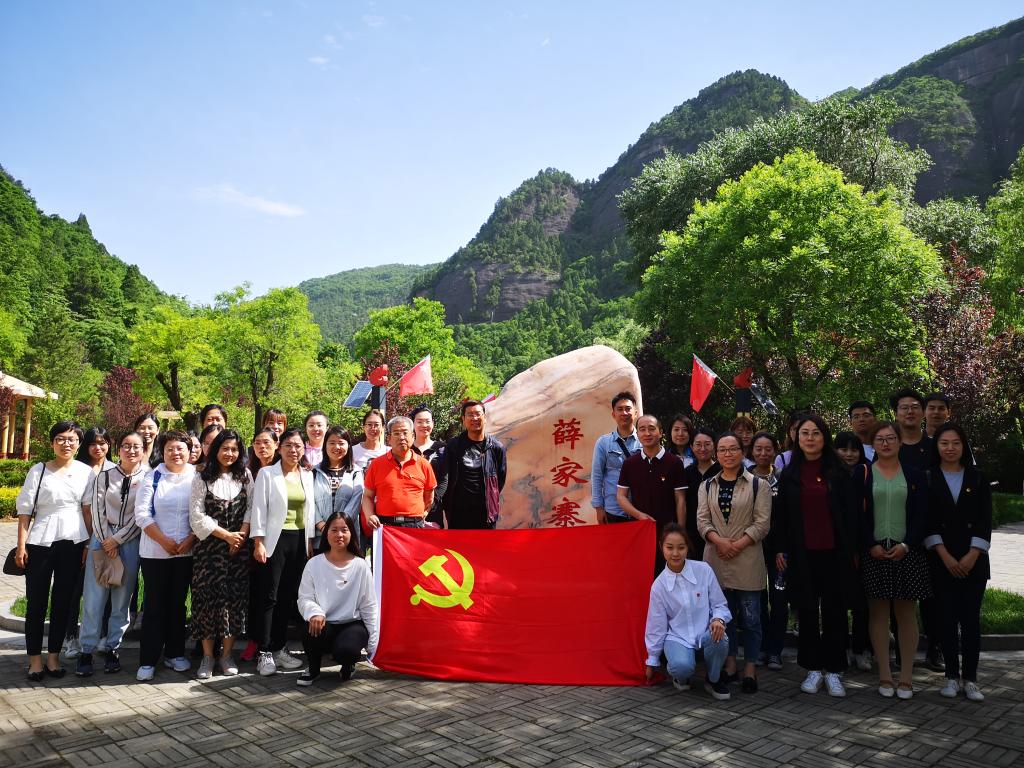 薛家寨革命旧址合影