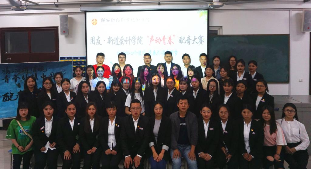 参赛选手与评委老师合影