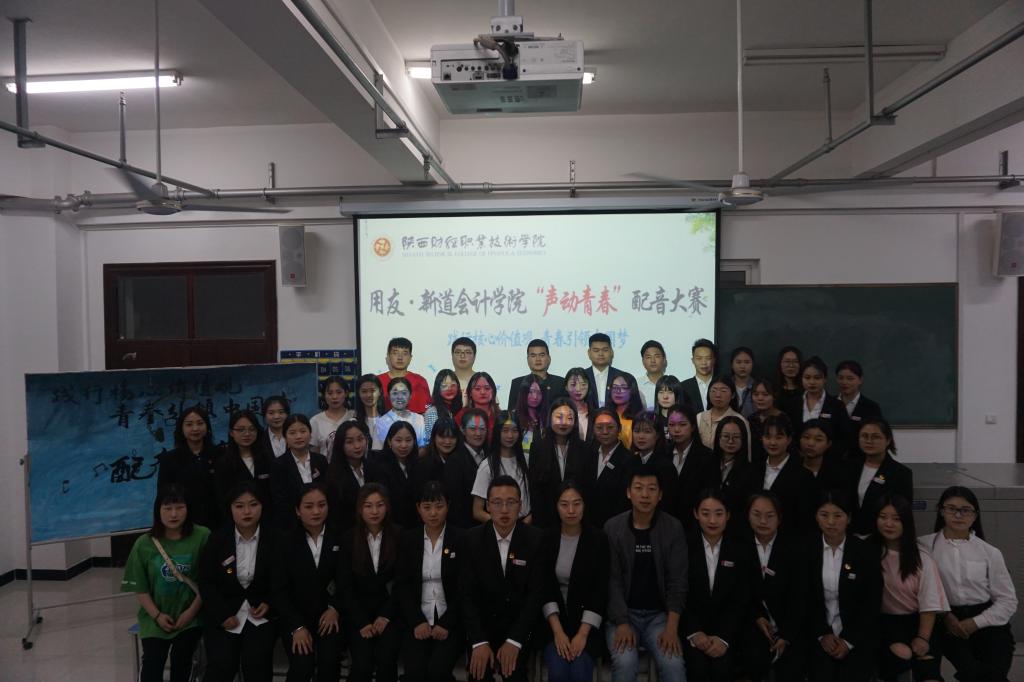 3.参赛选手与评委老师合影