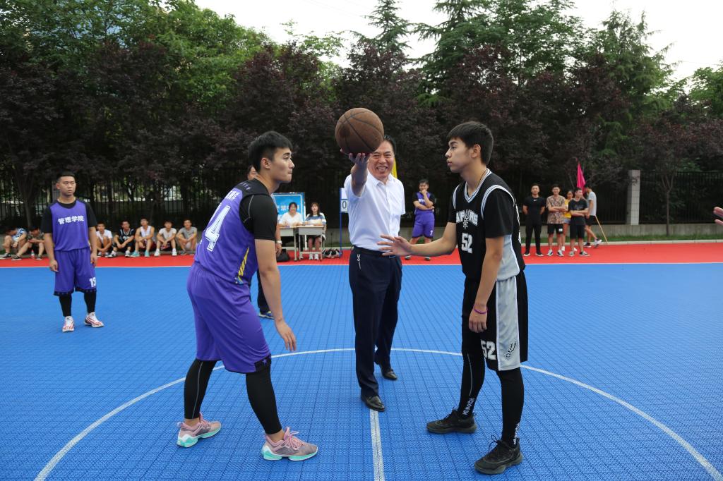 4.于新和副院长为比赛开球