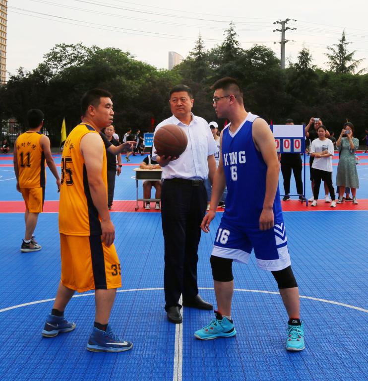 2.张志华书记为比赛开球