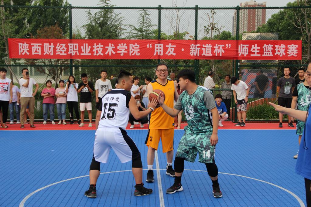 3.程书强院长为比赛开球