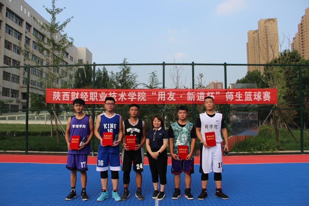 5.张丽为优秀运动员颁奖并合影