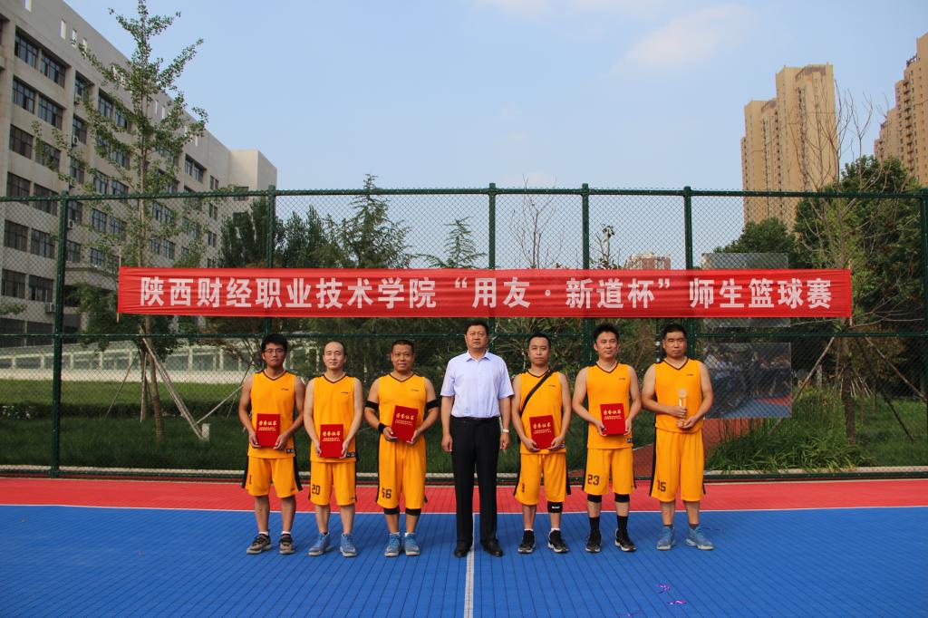 4、张志华为最佳团队奖教工代表队颁奖并合影