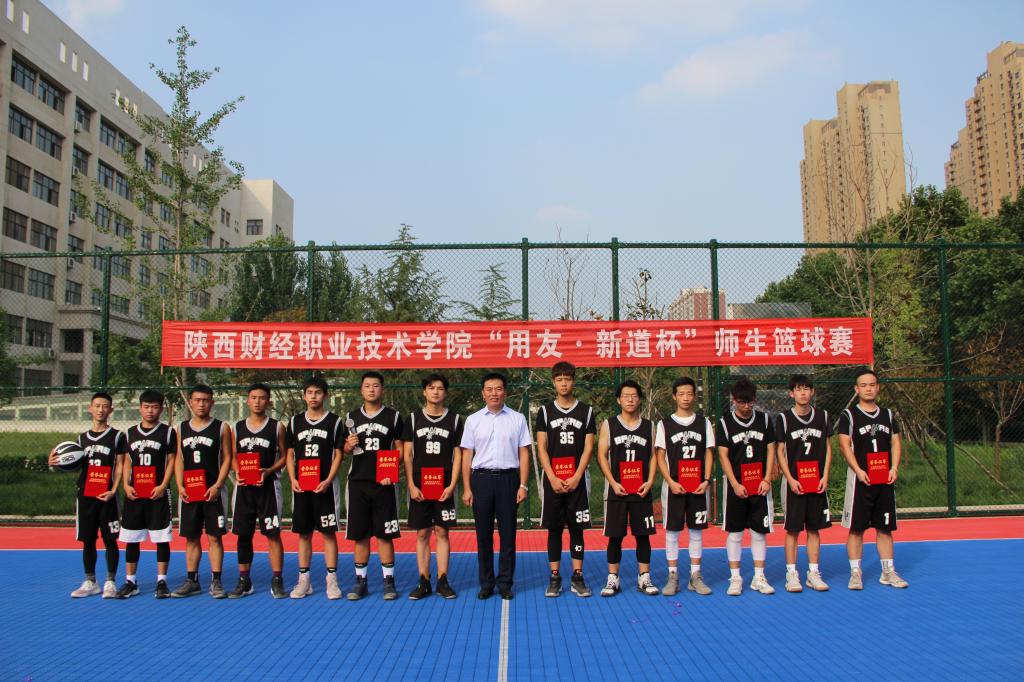 6于新和为第一名用友·新道会计学院代表队颁奖并合影