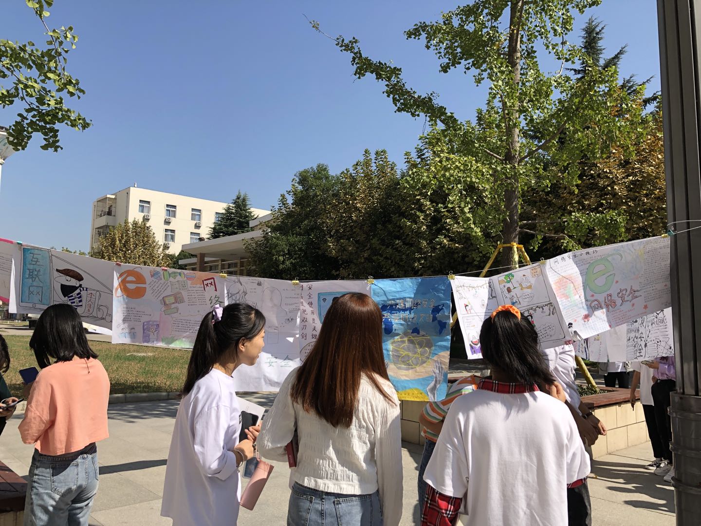 7.学生驻足观看网路安全手绘作品