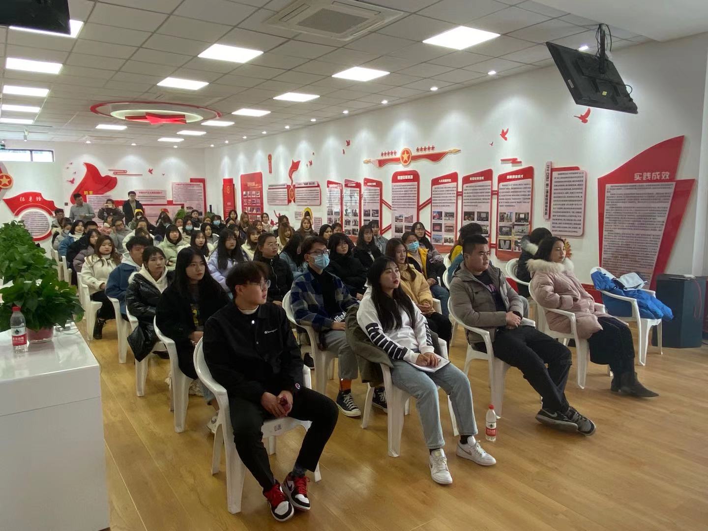 2.学生干部听报告