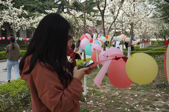 说明:D:\团总支、学生会\活动\2019年活动\2019.3.26“践行核心价值观，争做文明财经人”趣味猜谜活动\践行核心价值观 争做文明财经人趣味猜谜活动通讯稿及照片\2019.3.18践行核心价值观 争做文明财经人趣味猜谜活动通讯稿\5.广大师生积极参与.JPG