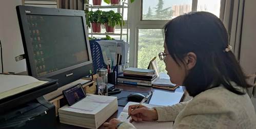 说明:图片包含 游戏机, 桌子, 电脑, 房间描述已自动生成