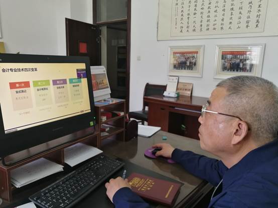 说明:人在玩电脑描述已自动生成